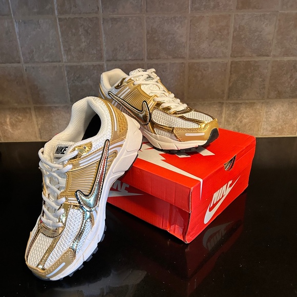 Nike Shoes - Women’s Nike 500 Vomero gold sneakers Size 8
